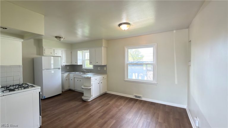 17115 Harvard Avenue, Cleveland, OH - Photo 6