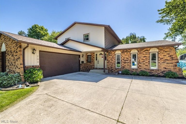 709 Oakhurst Drive, Amherst, OH - Photo 2