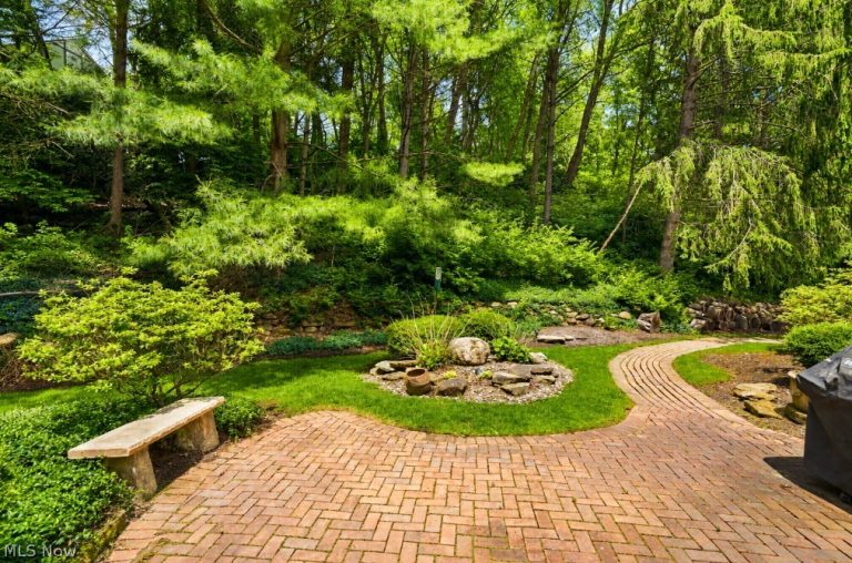 853 Robinwood Hills Drive, Bath, OH - Photo 4