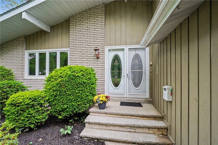 6536 Duneden Avenue, Solon, OH - Photo 2