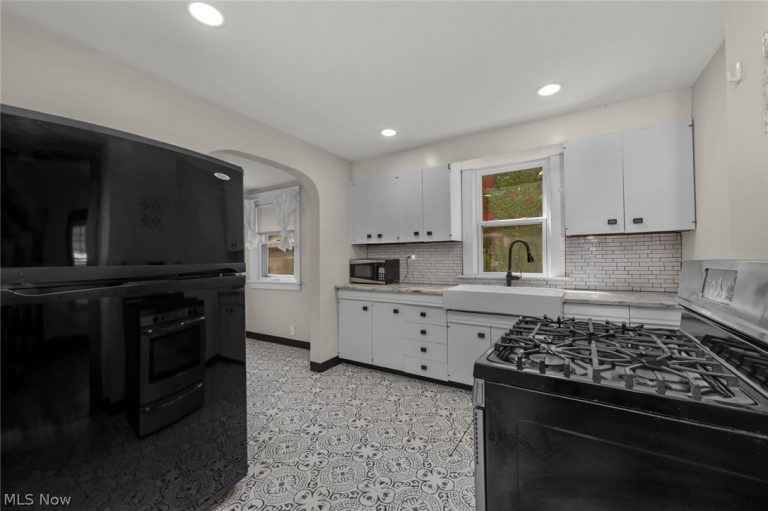 15242 Lake Shore Boulevard, Cleveland, OH - Photo 2