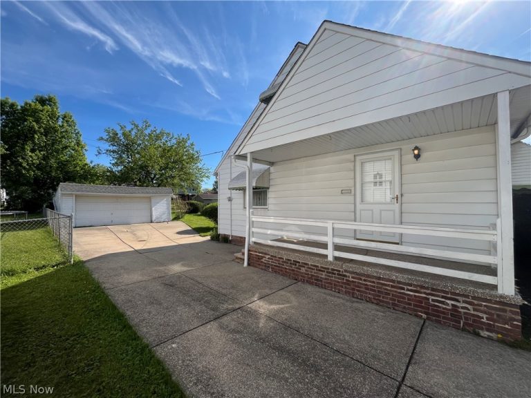 15513 Walvern Boulevard, Maple Heights, OH - Photo 2
