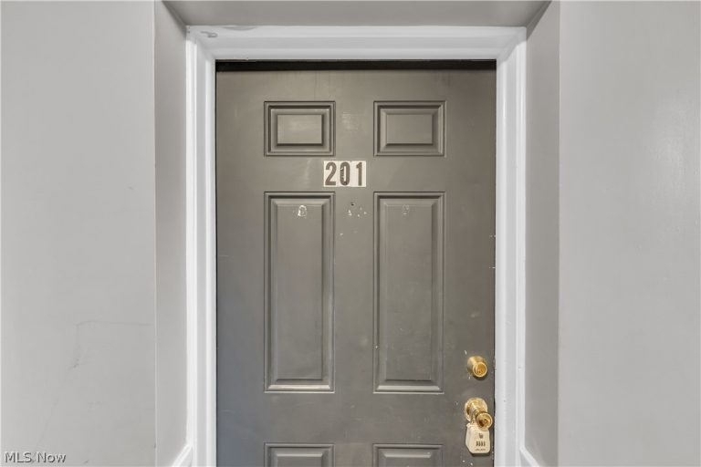 2537 Noble Road #201, Cleveland Heights, OH - Photo 4