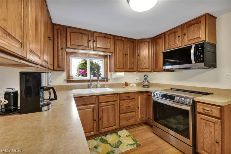 8704 Columbia Road, Olmsted Falls, OH - Photo 4