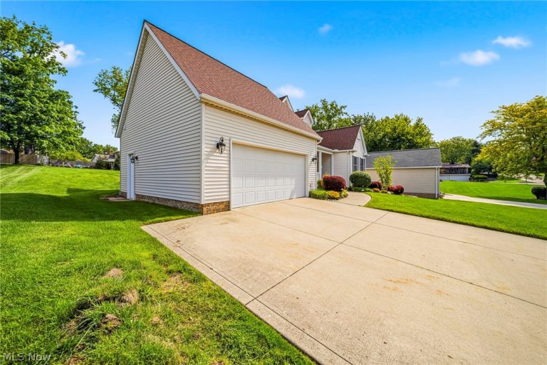 30190 Bonnie View Drive, Wickliffe, OH - Photo 4
