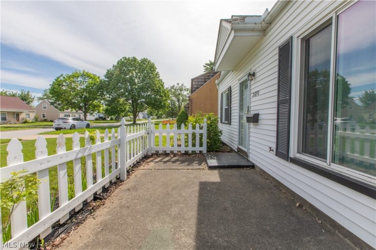 26890 Drakefield Avenue, Euclid, OH - Photo 2