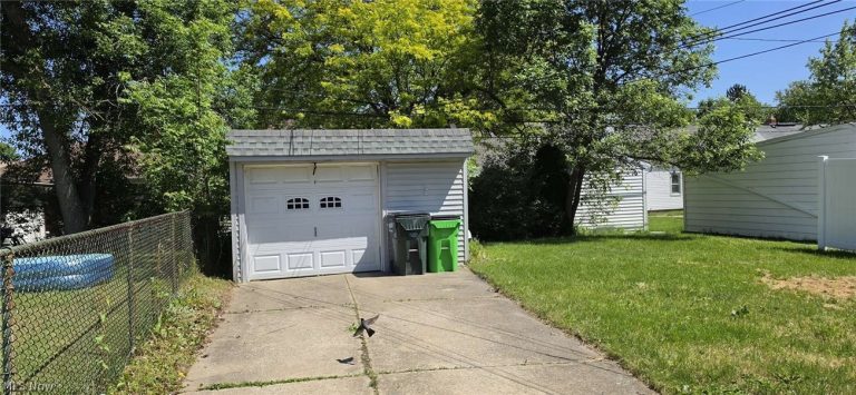 12605 Shady Oak Boulevard, Garfield Heights, OH - Photo 2