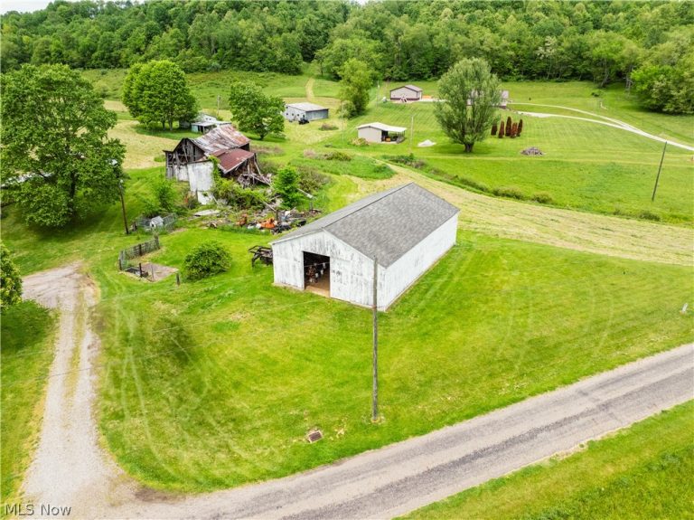 6587 Barkley Road, Uhrichsville, OH - Photo 3