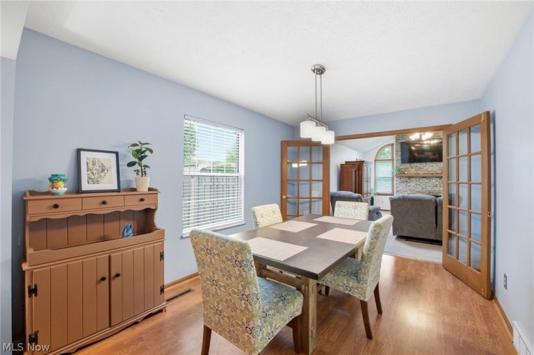 9764 Wainwright Terrace, Olmsted Falls, OH - Photo 6