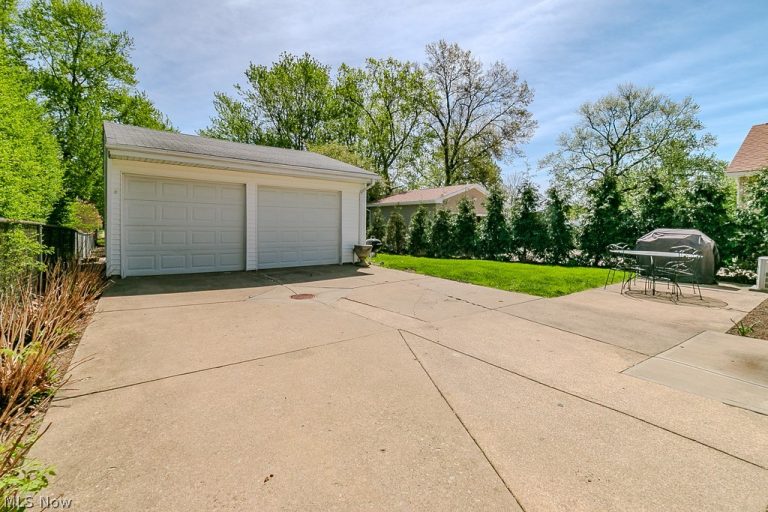 1297 Lander Road, Mayfield Heights, OH - Photo 4