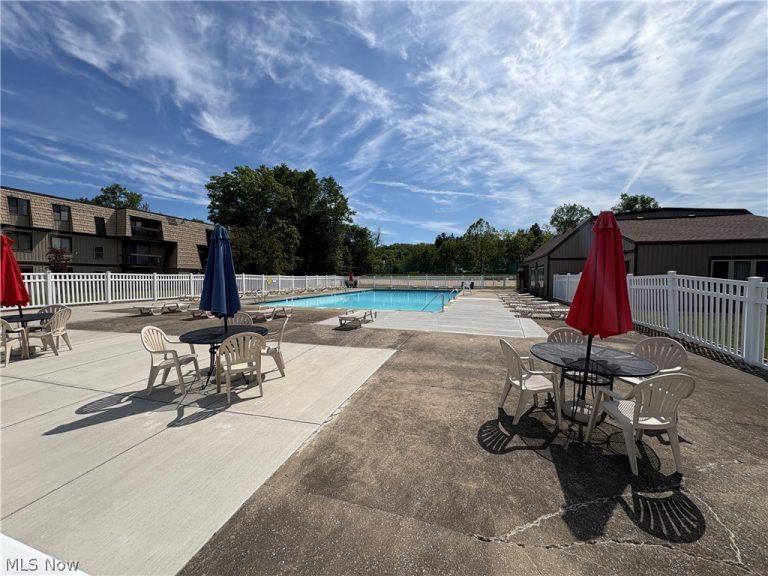 9610 Cove Drive #13b, North Royalton, OH - Photo 4