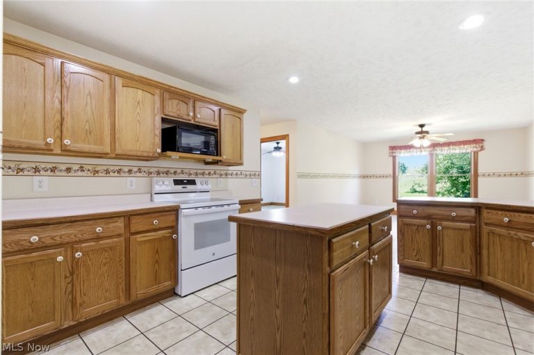 1000 Richards Way, West Farmington, OH - Photo 5