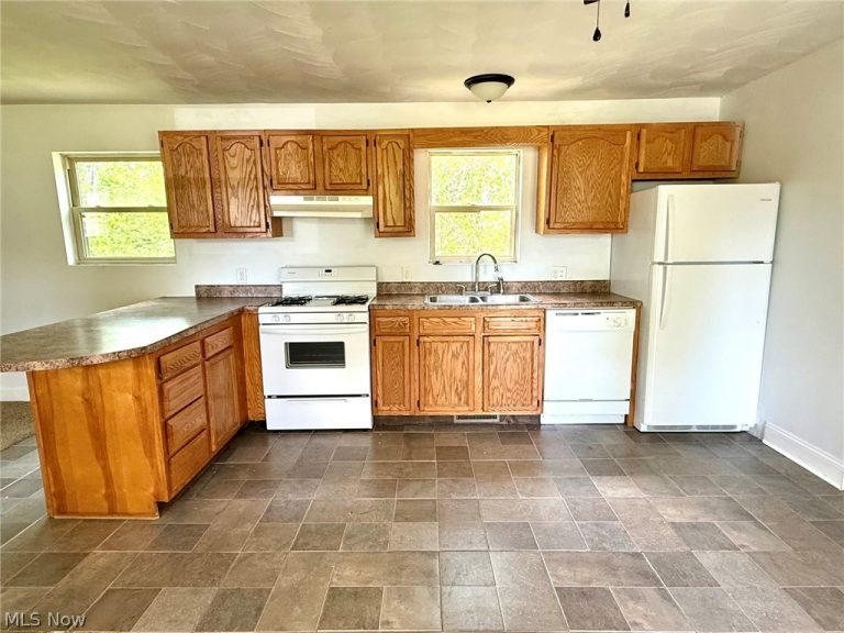 210 W Spring St, Marietta, OH - Photo 5