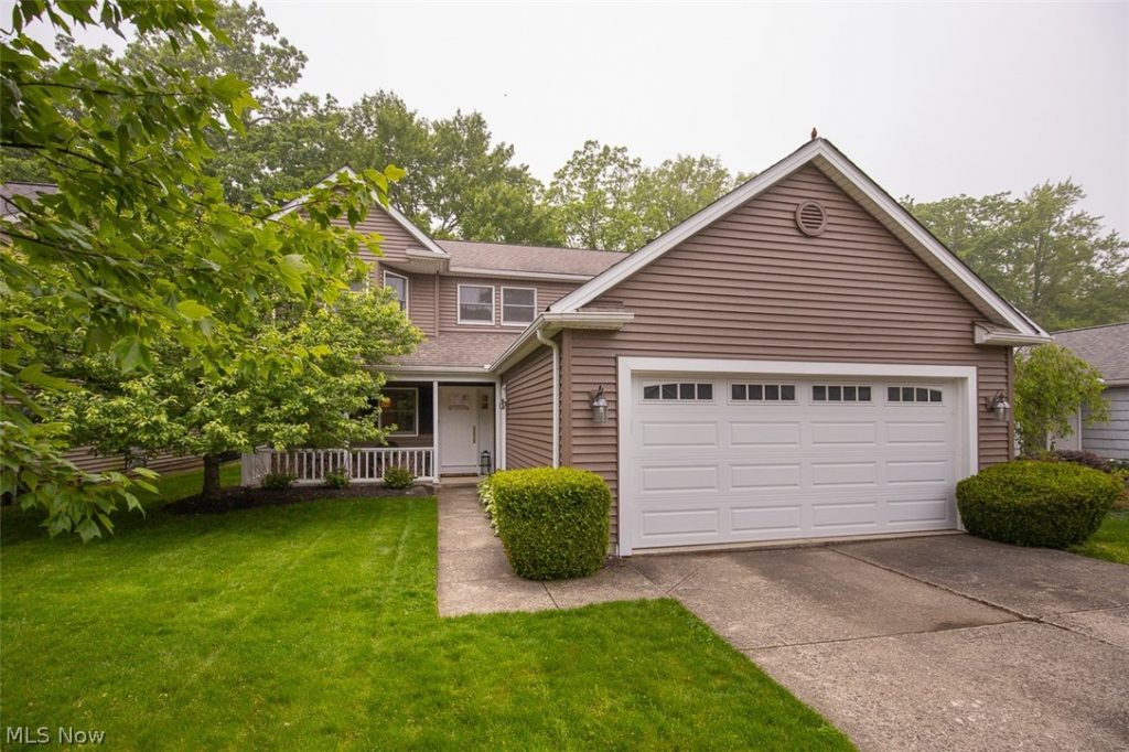 578 Red Oak Lane, Bay Village, OH