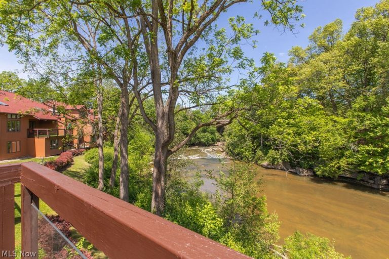 25058 Mill River Road, Olmsted Falls, OH - Photo 3