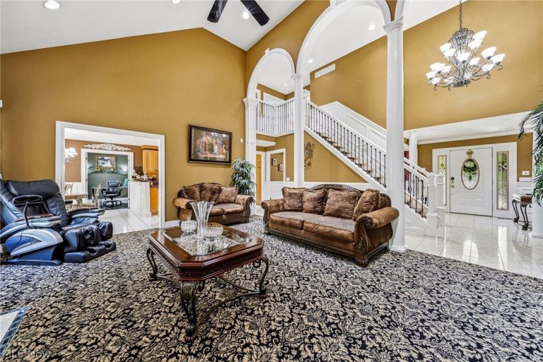 10600 Locust Grove Drive, Chardon, OH - Photo 3