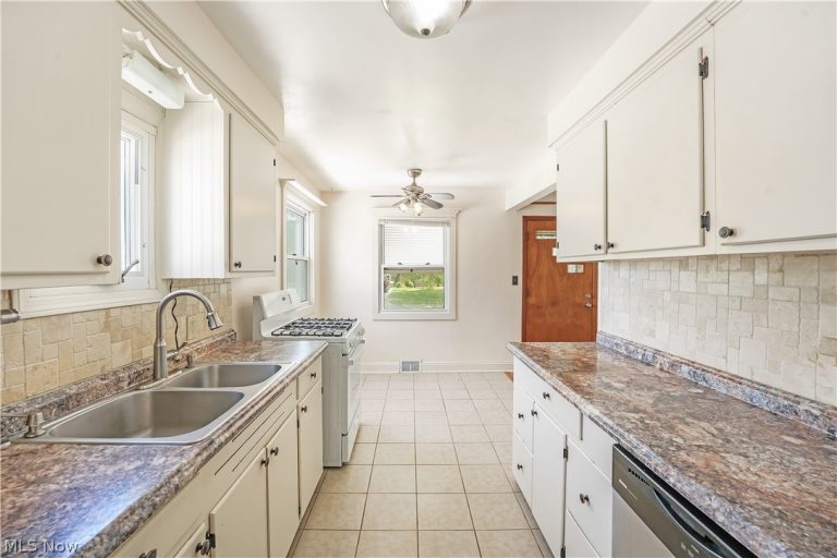 6150 Wareham Drive, Parma, OH - Photo 3
