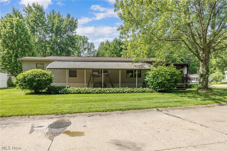 4 Overland Drive, Olmsted Twp, OH - Photo 2
