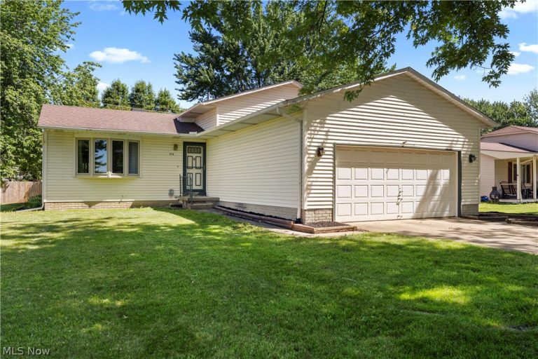 536 Fieldstone Drive, Amherst, OH - Photo 2