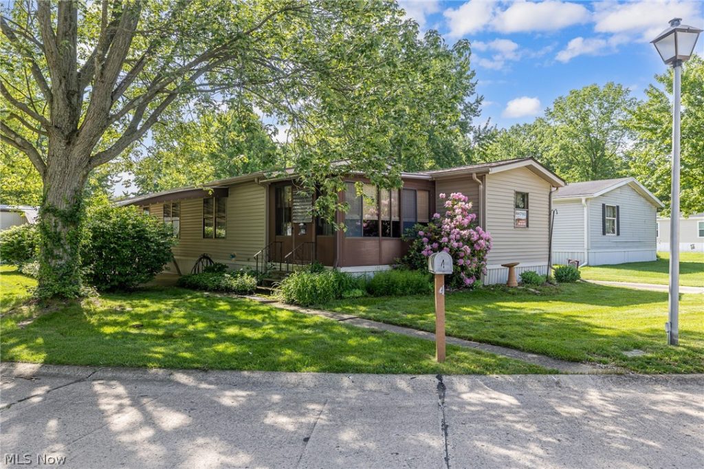 4 Overland Drive, Olmsted Twp, OH