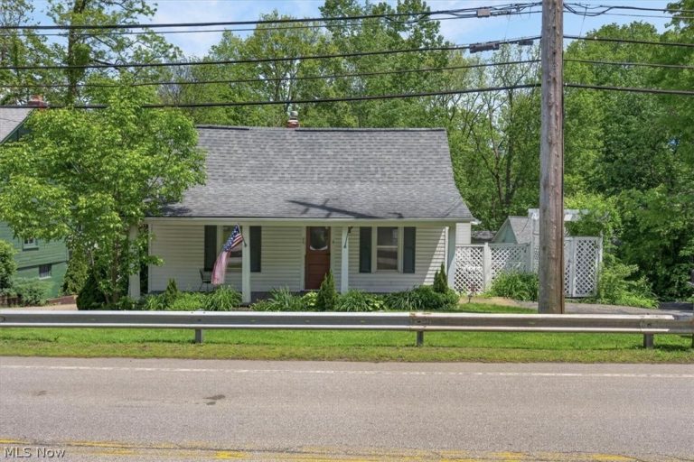 232 Chagrin Boulevard, Chagrin Falls, OH - Photo 2