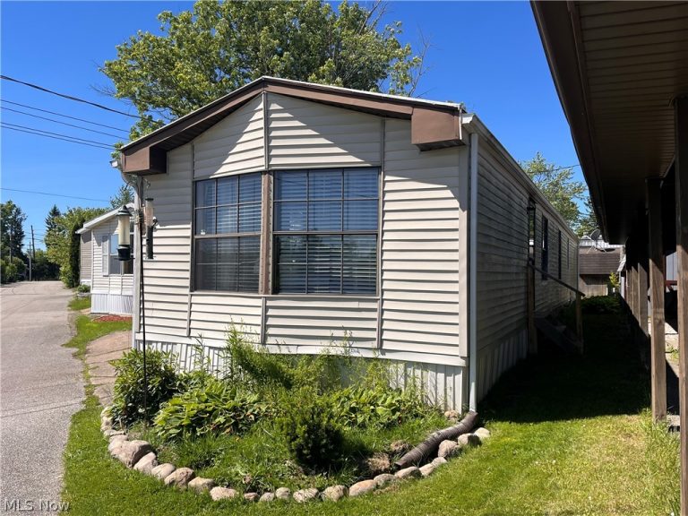 12860 Mayfield Road #42, Chardon, OH - Photo 2