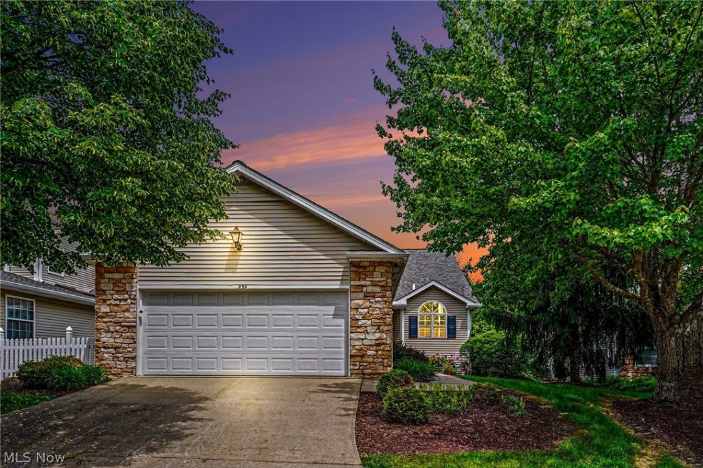 959 Grand View Lane, Aurora, OH