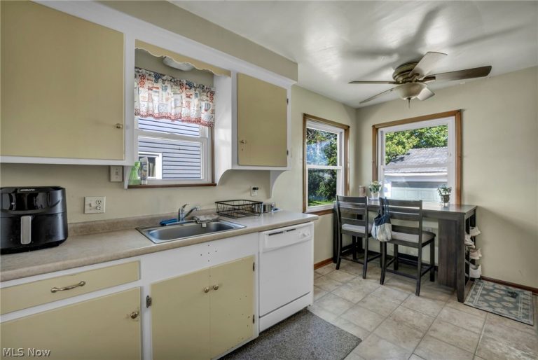 28815 Alton Road, Wickliffe, OH - Photo 8