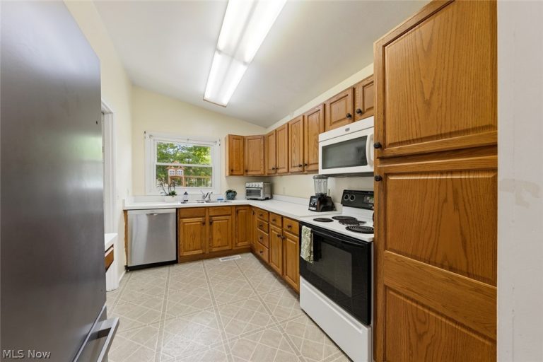 8975 Lindberg Boulevard, Olmsted Falls, OH - Photo 5