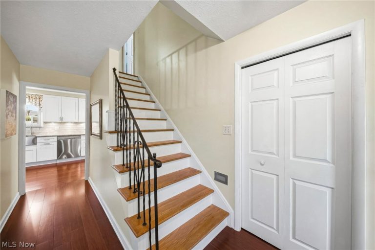 27631 Edgepark Boulevard, North Olmsted, OH - Photo 3