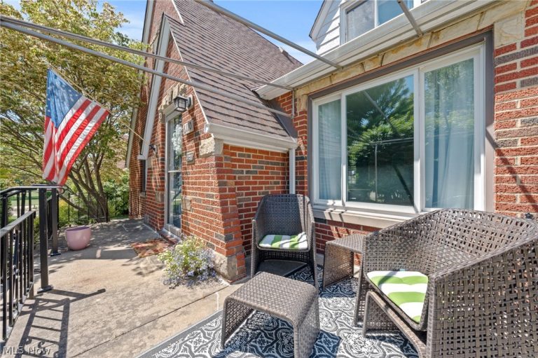 6110 Hollywood Drive, Parma, OH - Photo 2