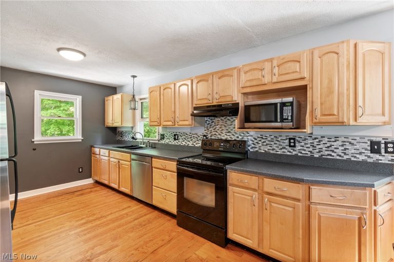 6541 Newton Falls Road, Ravenna, OH - Photo 8