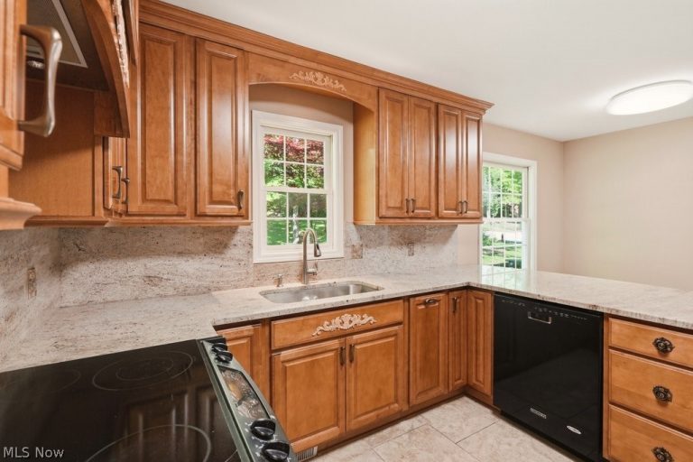 8700 Bradford Lane, Brecksville, OH - Photo 8
