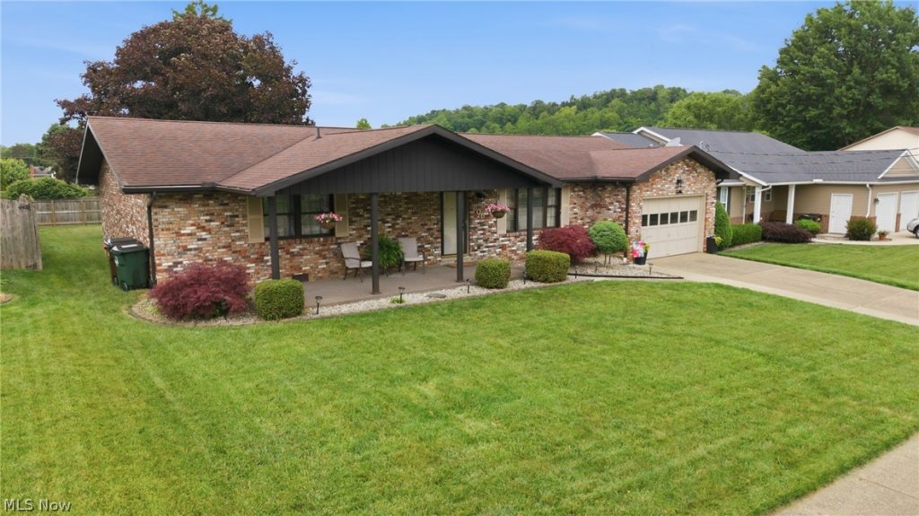 805 Ashberry Drive, Belpre, OH