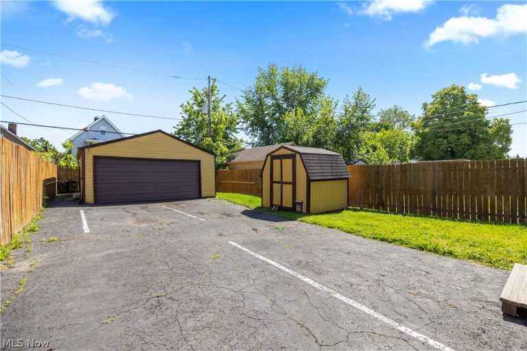 11301 Linnet Avenue, Cleveland, OH - Photo 4