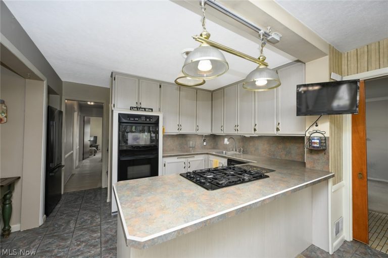 145 Edgewood Drive, Berea, OH - Photo 6