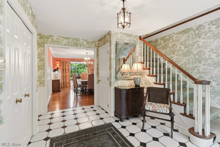 104 Manor Brook Drive, Chagrin Falls, OH - Photo 4