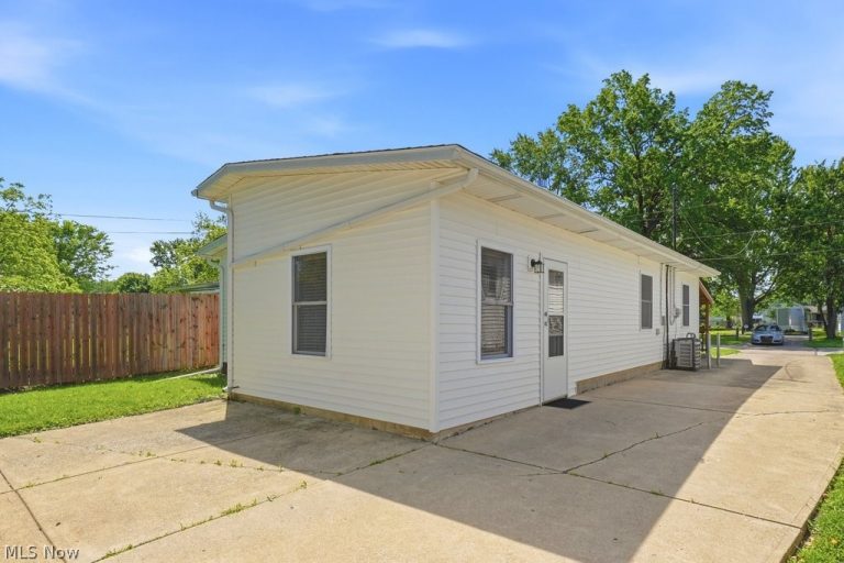 176 Clinton Avenue, Elyria, OH - Photo 5