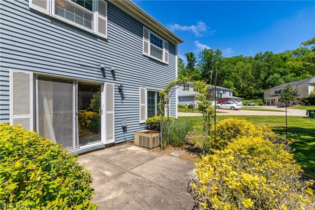 13652 Oakbrook Drive, North Royalton, OH