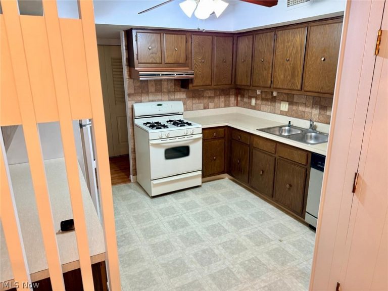 6250 Greenwood Parkway #202, Northfield Village, OH - Photo 4