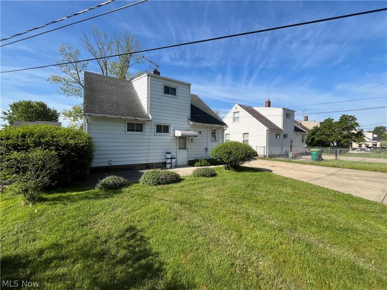 15513 Walvern Boulevard, Maple Heights, OH - Photo 3