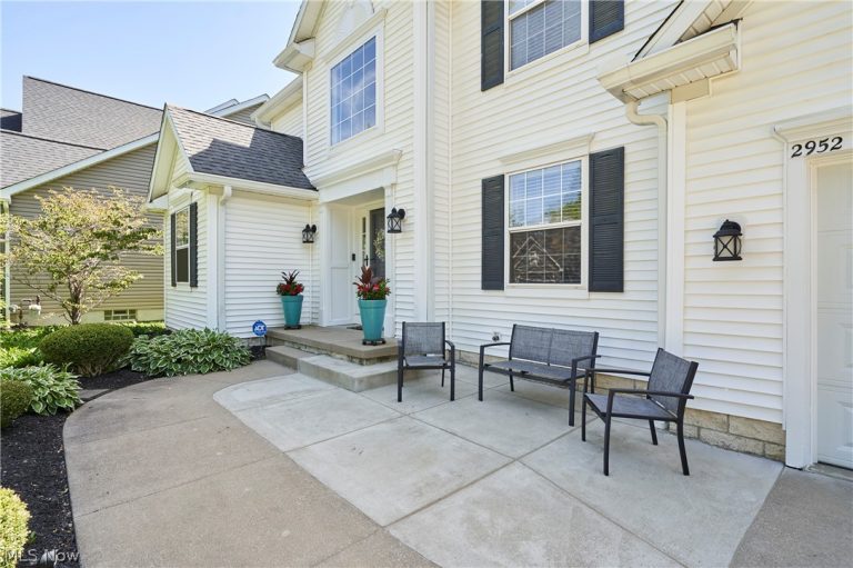 2952 Greenspire Lane, Fairlawn, OH - Photo 2