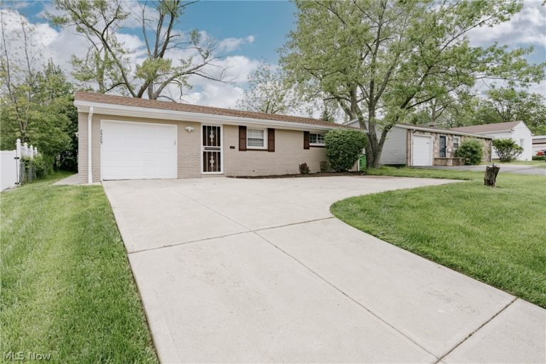 24505 Emery Road, Warrensville Heights, OH - Photo 2