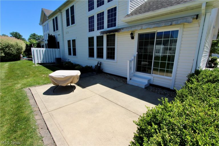 27242 Emerald Oval, Olmsted Twp, OH - Photo 3