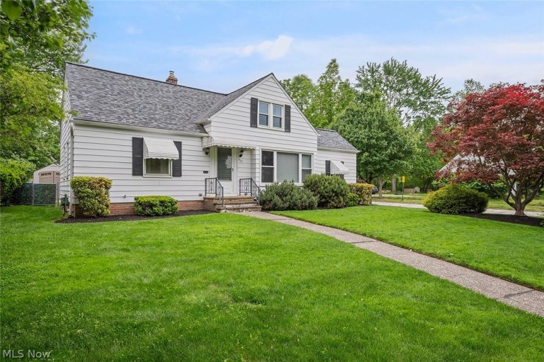 977 Learidge Road, Lyndhurst, OH - Photo 2