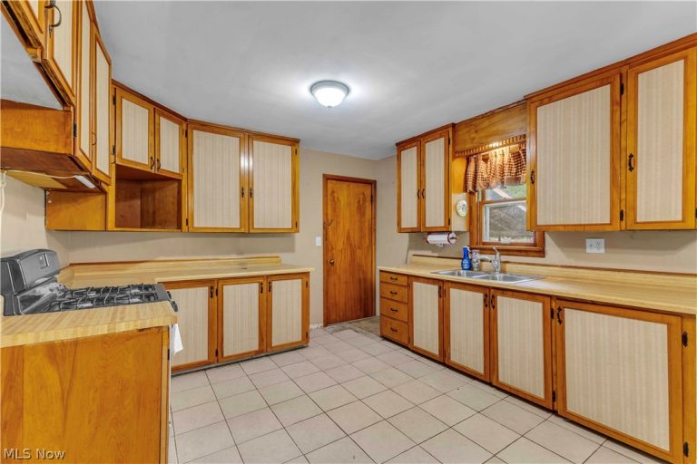 146 East Street, Wellington, OH - Photo 2