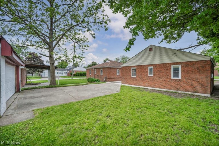 1279 Elmwood Road, Mayfield Heights, OH - Photo 4