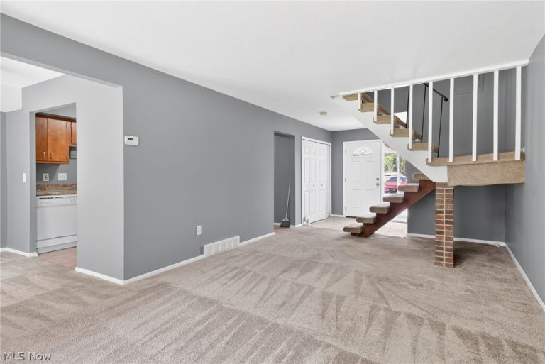 9582 Fernwood Drive, Olmsted Falls, OH - Photo 5