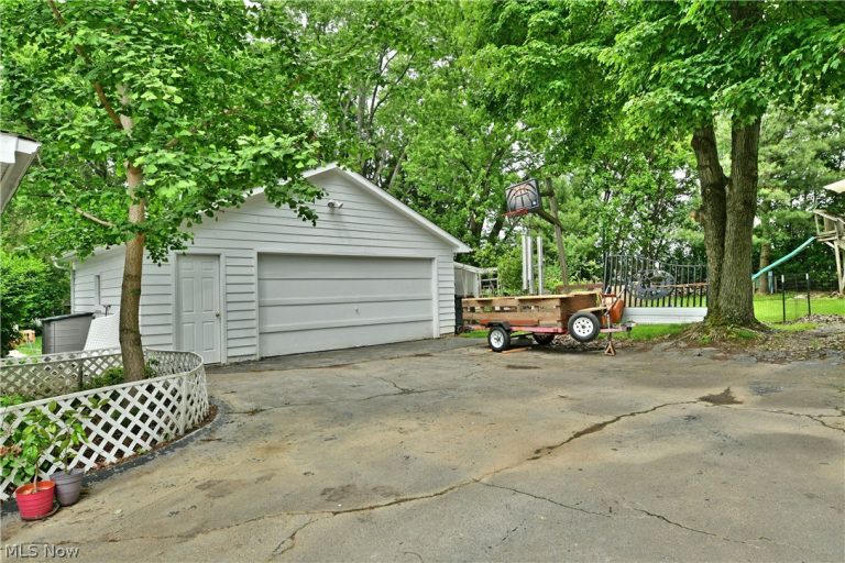 7435 Westview Drive, Youngstown, OH - Photo 5