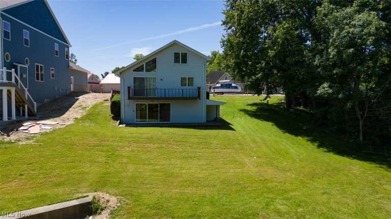 654 Pine Drive, Lake Milton, OH - Photo 4